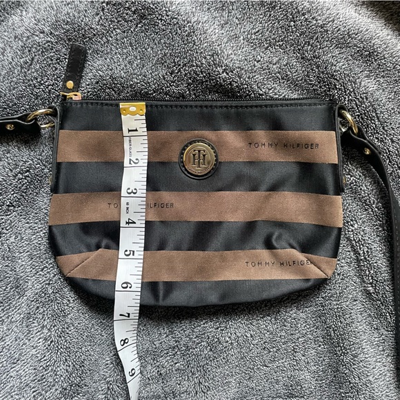 Tommy Hilfiger Black and Brown Crossbody Purse with zipper - Picture 7 of 8